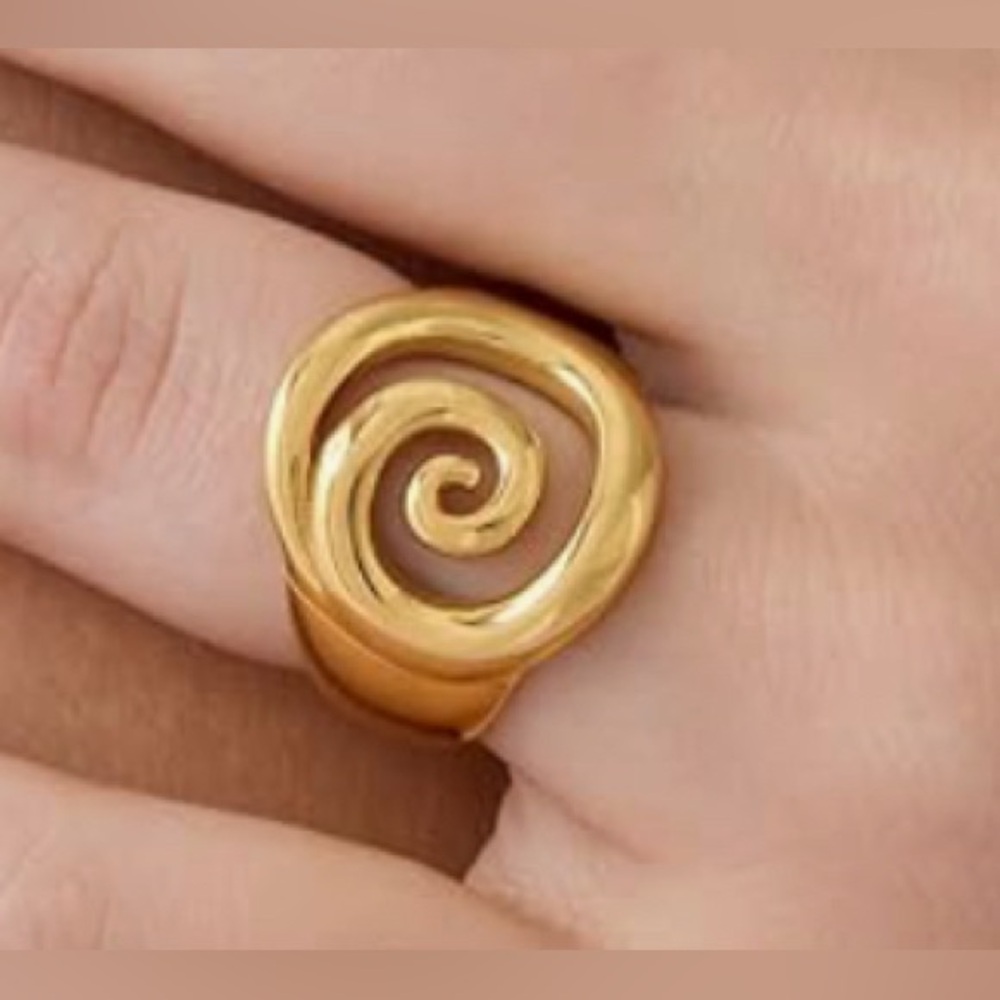Gorgeous Dillards 14KT Gold dip Swirl ring 8